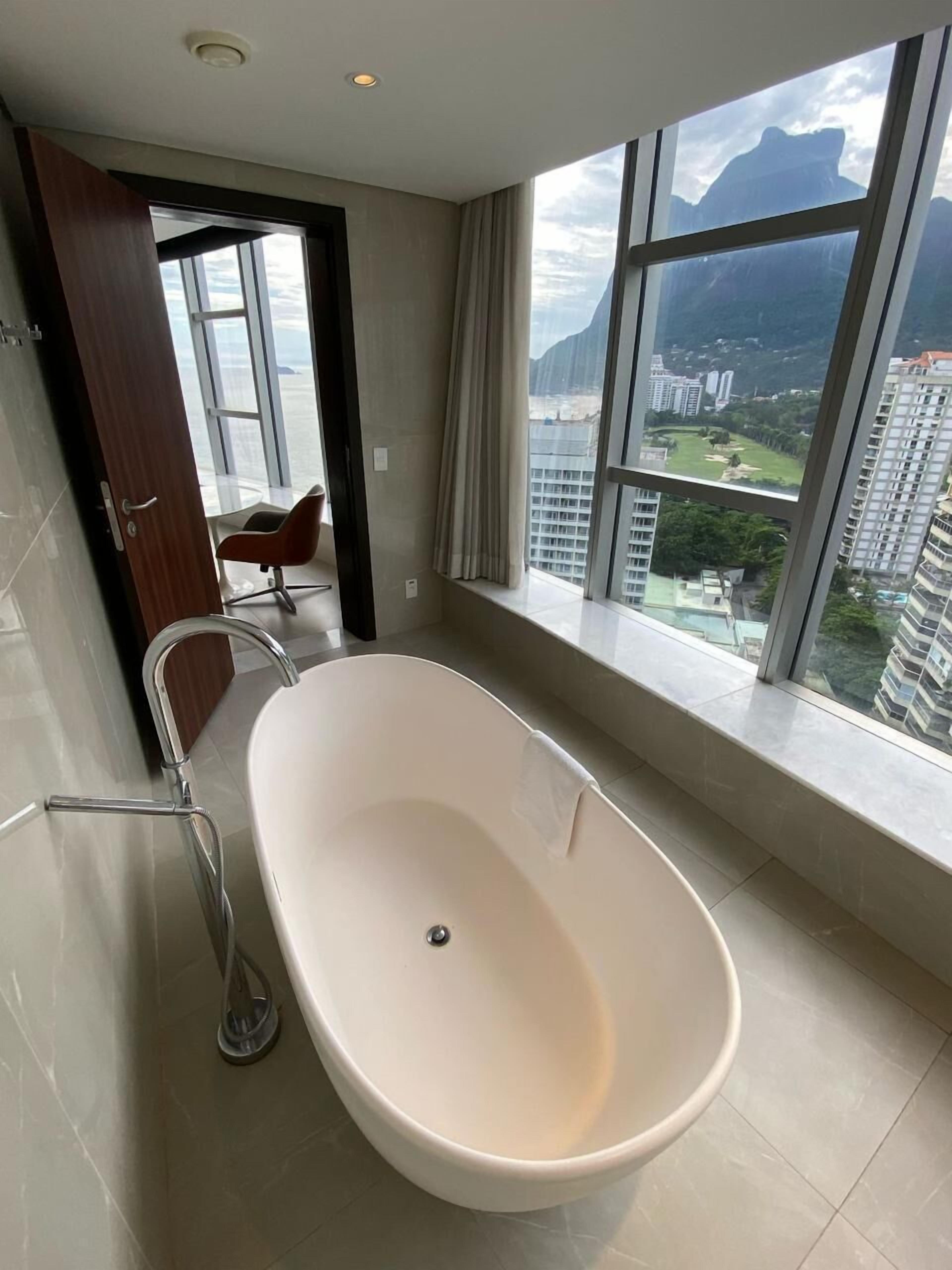 Phòng Suite Deluxe, quang cảnh một góc biển | Két bảo mật tại phòng, màn/rèm cản sáng, phòng cách âm 