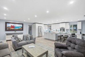 Living area - Lakefront, Kayaks & Private Boat Ramp - Bass & Speck Fishing Haven (Lake Wales)