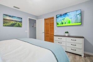 2 bedrooms, iron/ironing board, internet, bed sheets - Lakefront, Kayaks & Private Boat Ramp - Bass & Speck Fishing Haven (Lake Wales)