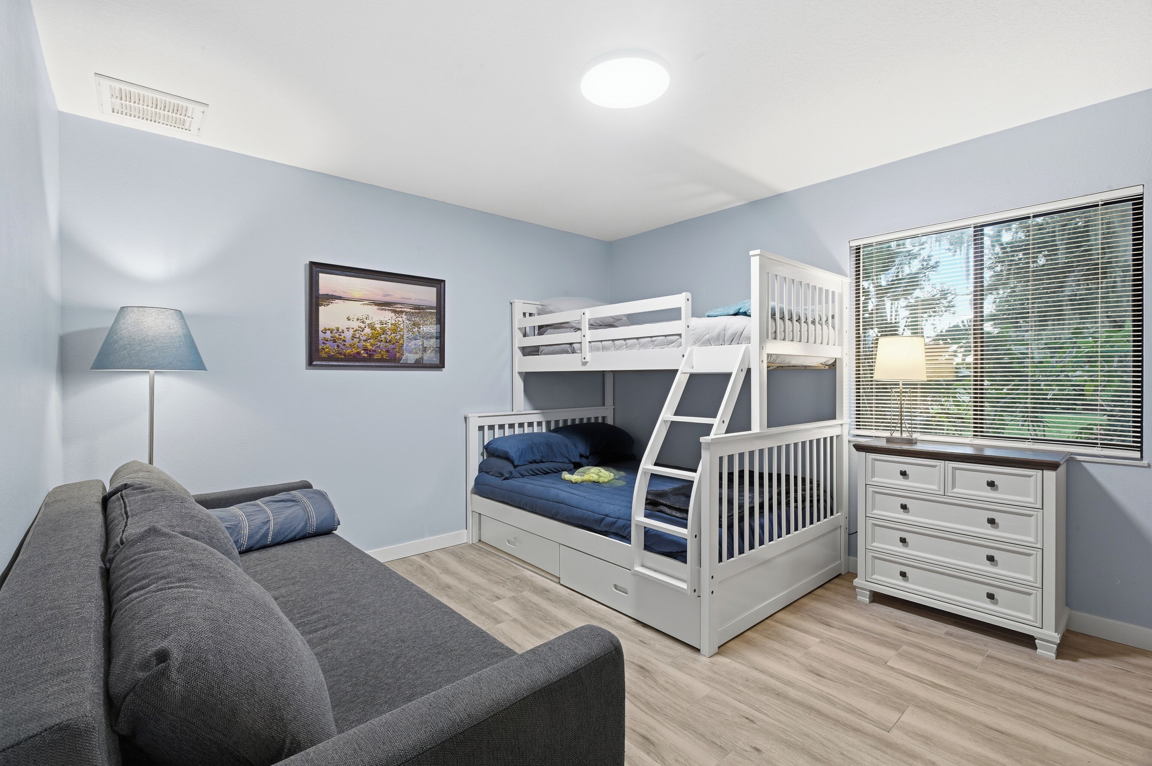 2 bedrooms, iron/ironing board, internet, bed sheets