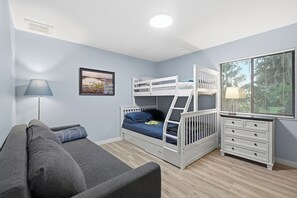 2 bedrooms, iron/ironing board, internet, bed sheets - Lakefront, Kayaks & Private Boat Ramp - Bass & Speck Fishing Haven (Lake Wales)