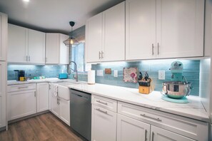 Private kitchen - Lakefront, Kayaks & Private Boat Ramp - Bass & Speck Fishing Haven (Lake Wales)