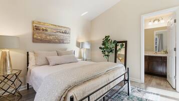 2 slaapkamers, een bureau, een strijkplank/strijkijzer, gratis wifi