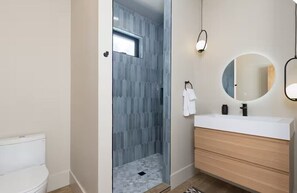 Hair dryer, towels, soap, shampoo - -Luxury cabin- Private hot tub & views on views! (Big Sky)