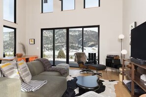 Smart TV, fireplace - -Luxury cabin- Private hot tub & views on views! (Big Sky)