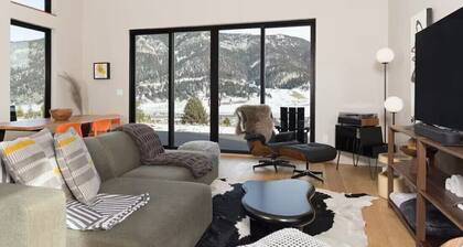 -Luxury cabin- Private hot tub & views on views!