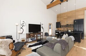 Smart-TV og peis