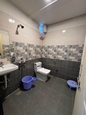 Een douche, handdoeken, zeep, shampoo