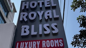 Schild für das Hotel Royal Bliss, das luxuriöse Zimmer anzeigt.