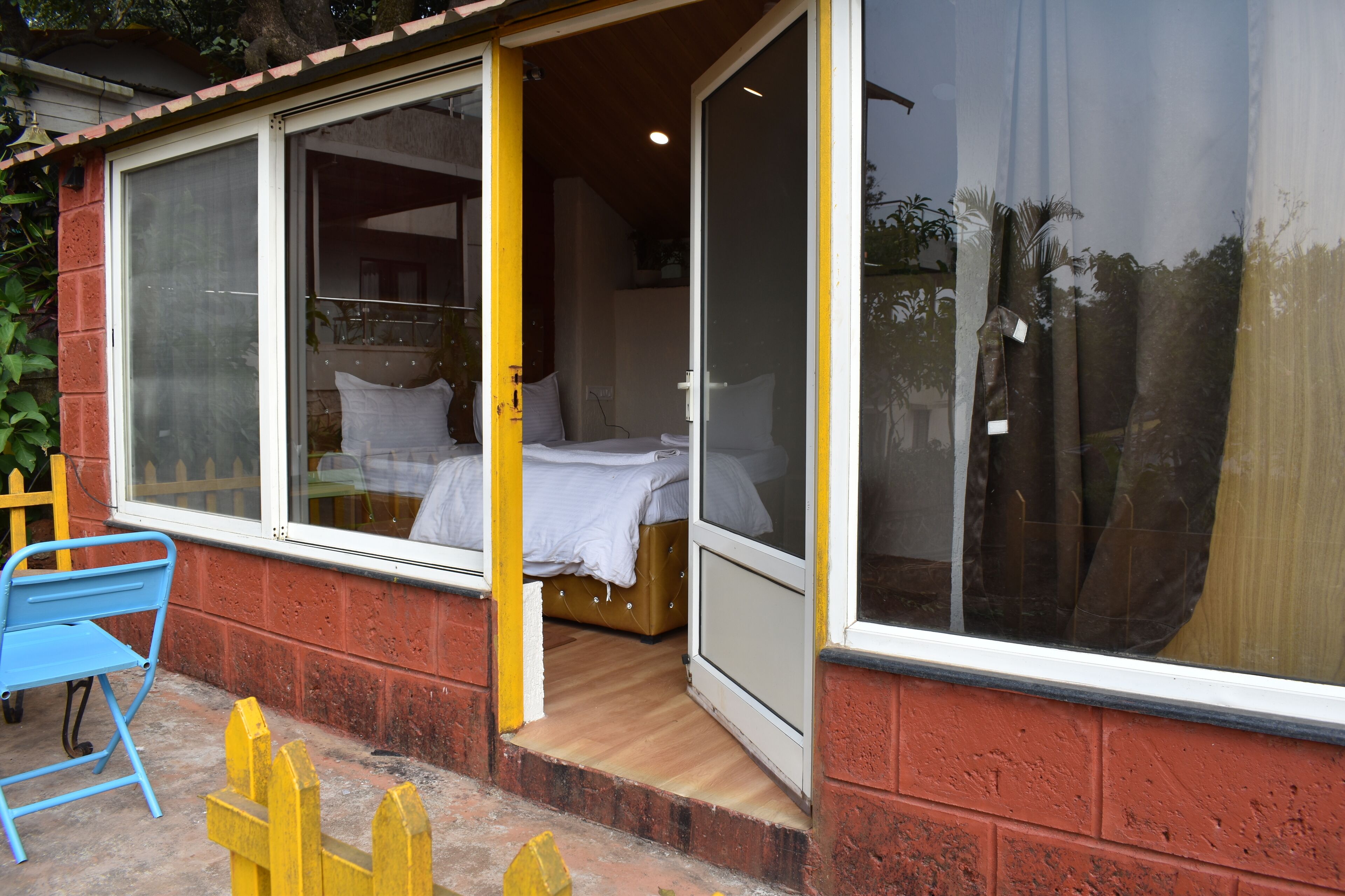 Romantic Cottage, Patio | Free WiFi, bed sheets