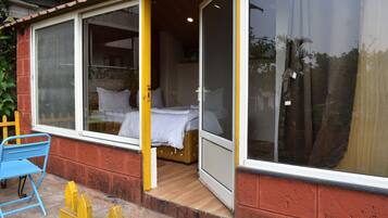 Romantic Cottage, Patio | Free WiFi, bed sheets