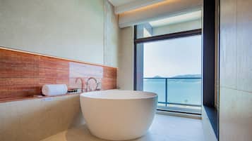 Double Room, Balcony, Ocean View | Bilik Mandi | Selipar