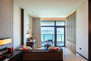 Habitación doble, balcón, vista parcial al océano | Interior