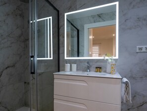 Shower, hair dryer, towels - Apartment + Office - Moncloa (Madrid)