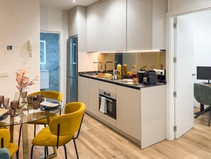 Kaffetrakter/tekoker, kjøleskap, mikrobølgeovn og ovn