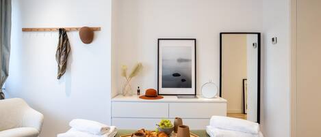 Iron/ironing board, Internet, bed sheets