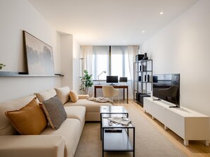 TV - Apartment + Work area - Castellana (Madrid)