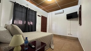 Habitación estándar doble, vistas a la montaña | Escritorio, espacio para trabajar con un portátil, cortinas opacas