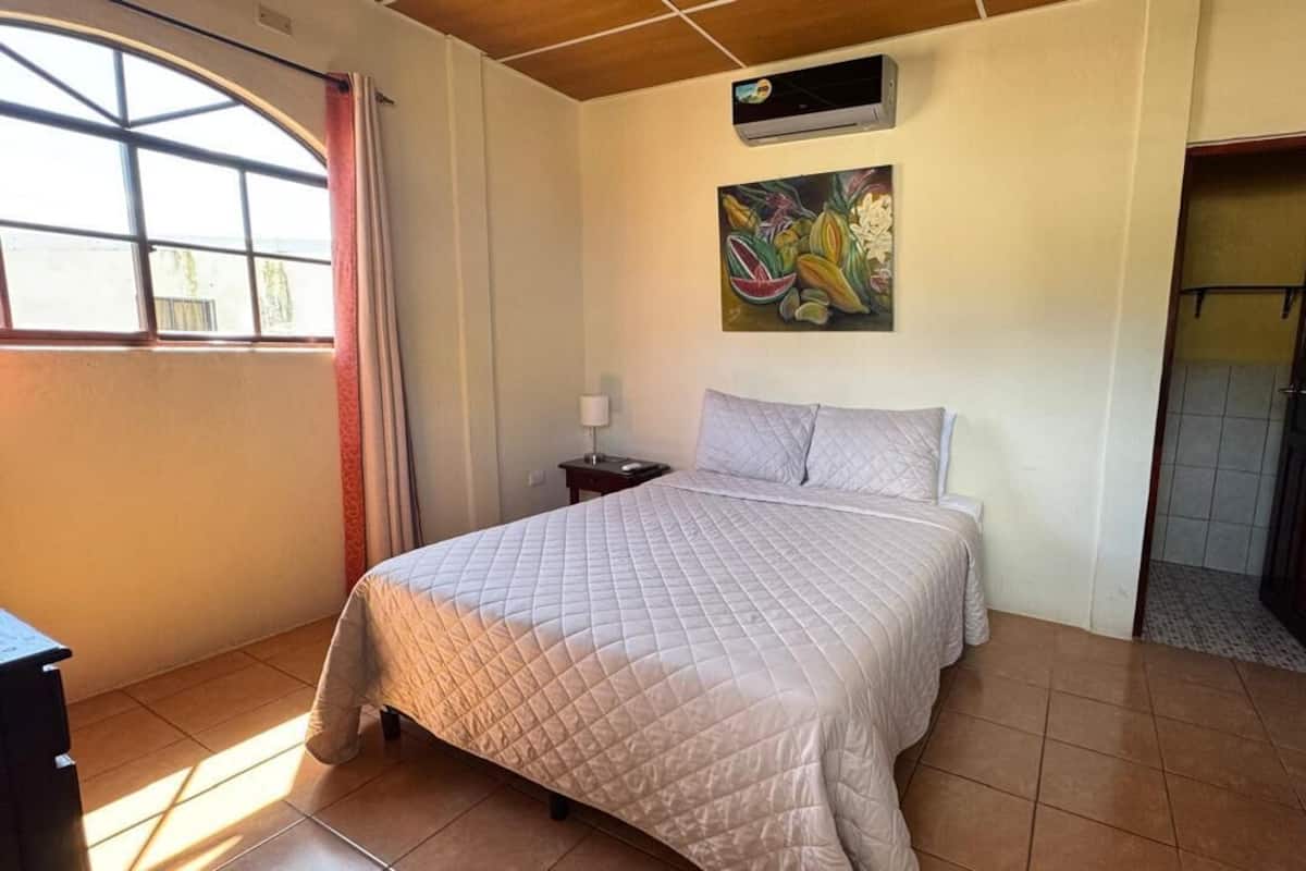 Cubrecamas, escritorio, cortinas blackout y sistema de insonorización 