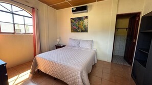 Habitación estándar doble, vistas a la montaña | Escritorio, espacio para trabajar con un portátil, cortinas opacas