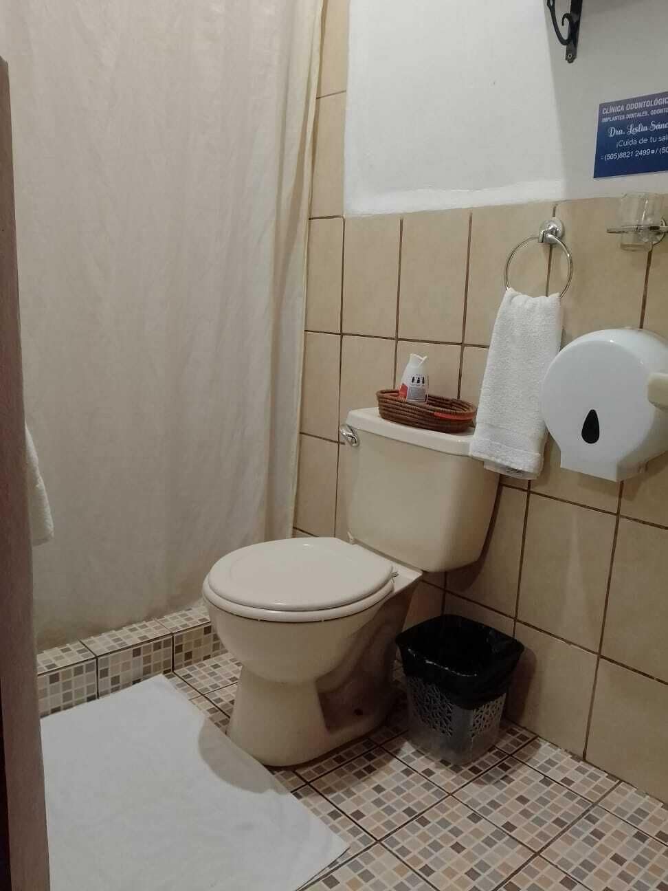 Deluxe vierpersoonskamer | Donsdekens, een bureau, verduisterende gordijnen, geluiddichte muren