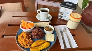 Desayuno típico de la región gratuito y diario