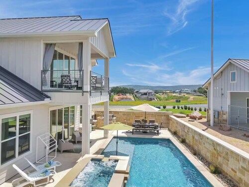 The Heavenly Haven - Spacious 4BR/4BA House, Private Pool/Hot Tub & Marina Slip