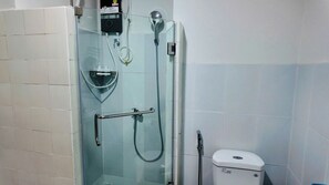 Basic-Apartment, Stadtblick | Badezimmer | Hausschuhe