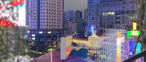 Mặt tiền nơi lưu trú - ban đêm
