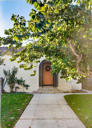 Exterior detail - Private 2BR Duplex  Parking, W/D, Near Studios (Los Angeles)