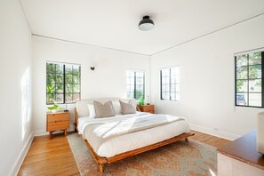 2 bedrooms, iron/ironing board, WiFi, bed sheets - Private 2BR Duplex  Parking, W/D, Near Studios (Los Angeles)