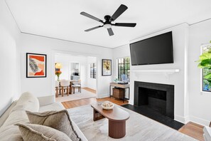 Smart TV - Private 2BR Duplex  Parking, W/D, Near Studios (Los Angeles)