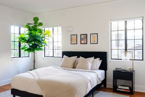 2 bedrooms, iron/ironing board, WiFi, bed sheets - Private 2BR Duplex  Parking, W/D, Near Studios (Los Angeles)