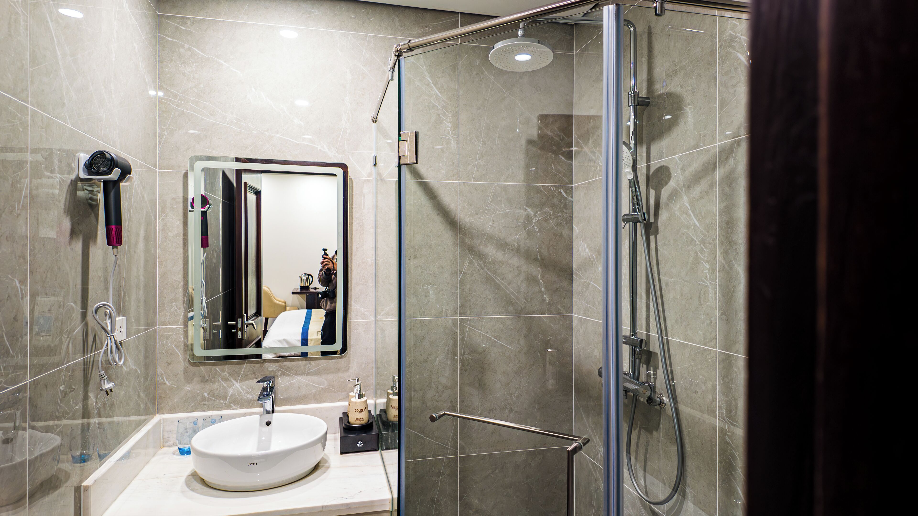 Dutxa, articles de tocador gratuïts, bidet i tovalloles 