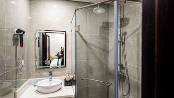 Dutxa, articles de tocador gratuïts, bidet i tovalloles