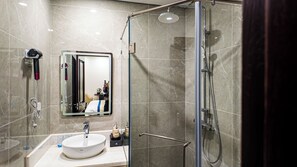 Ducha, artículos de higiene personal gratuitos, bidé y toallas