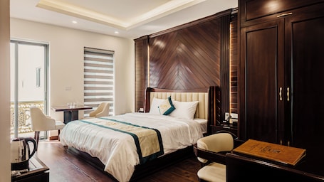 Habitación doble superior, balcón | Escritorio, sistema de insonorización, wifi gratis y ropa de cama. Golden Hotel Ha Noi