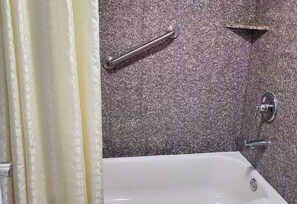 Secador de cabelo, toalhas de banho, sabonete, papel higiênico