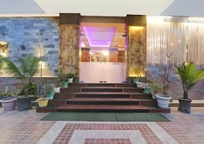 Front of property - Hotel Vishwanath Palace (Misrikh)