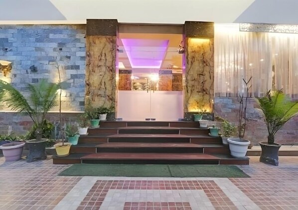 Front of property - Hotel Vishwanath Palace (Misrikh)