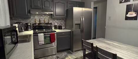 Refrigerador, microondas, horno y parrilla de estufa