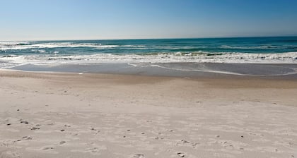 Adorable 1-bedroom condo in beautiful Bradenton Beach with AC