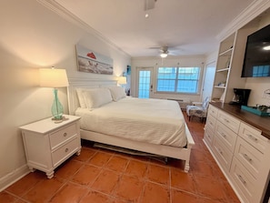 Tabla de planchar con plancha, wifi, ropa de cama