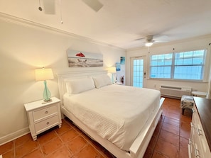 Tabla de planchar con plancha, wifi, ropa de cama