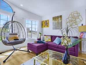 Fernseher, Kamin, Tischfußball, Tischtennisplatte