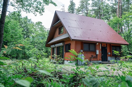 [Base for Kamikochi, Hakuba, and Matsumoto] A private vacation home nestled in the forests of Azumino | Accommodates up to 5 guests · Free parking for 3 cars · Air conditioning provided