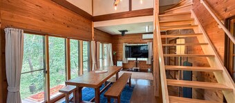 [Base for Kamikochi, Hakuba, and Matsumoto] A private vacation home nestled in the forests of Azumino | Accommodates up to 5 guests · Free parking for 3 cars · Air conditioning provided