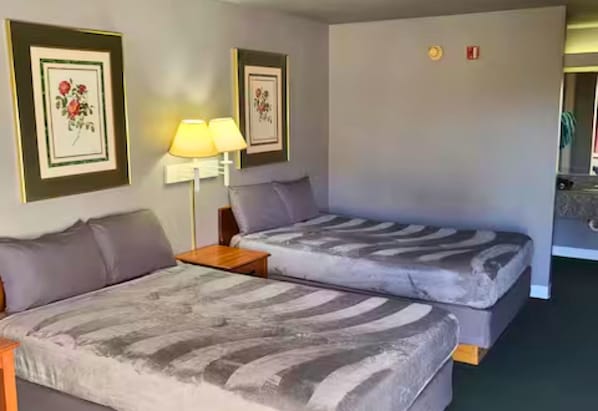 Iron/ironing board, bed sheets