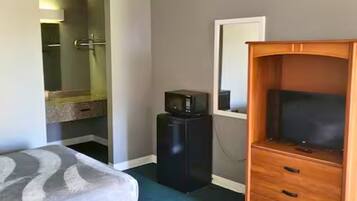 Iron/ironing board, bed sheets