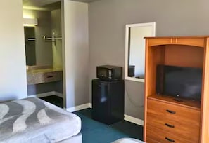 Iron/ironing board, bed sheets